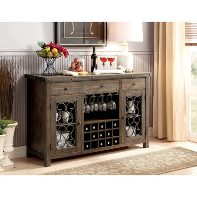 Buffet rustique en noyer massif (1 pièce) avec éléments métalliques, porte-verres suspendu et porte-bouteilles, style transitionnel.