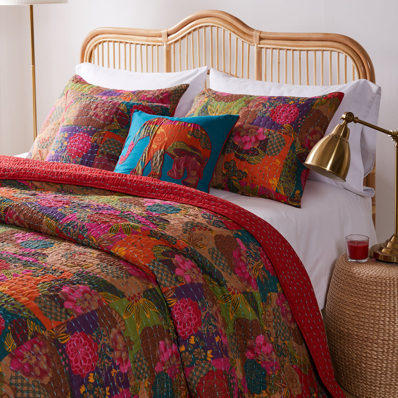 Greenland Home Fasihons Red 4-Piece Twin Size Bonus Set, 68x88 Inch, Twin/Twin XL Quilt + 1 Sham + 2 Throw Pillows, Red
