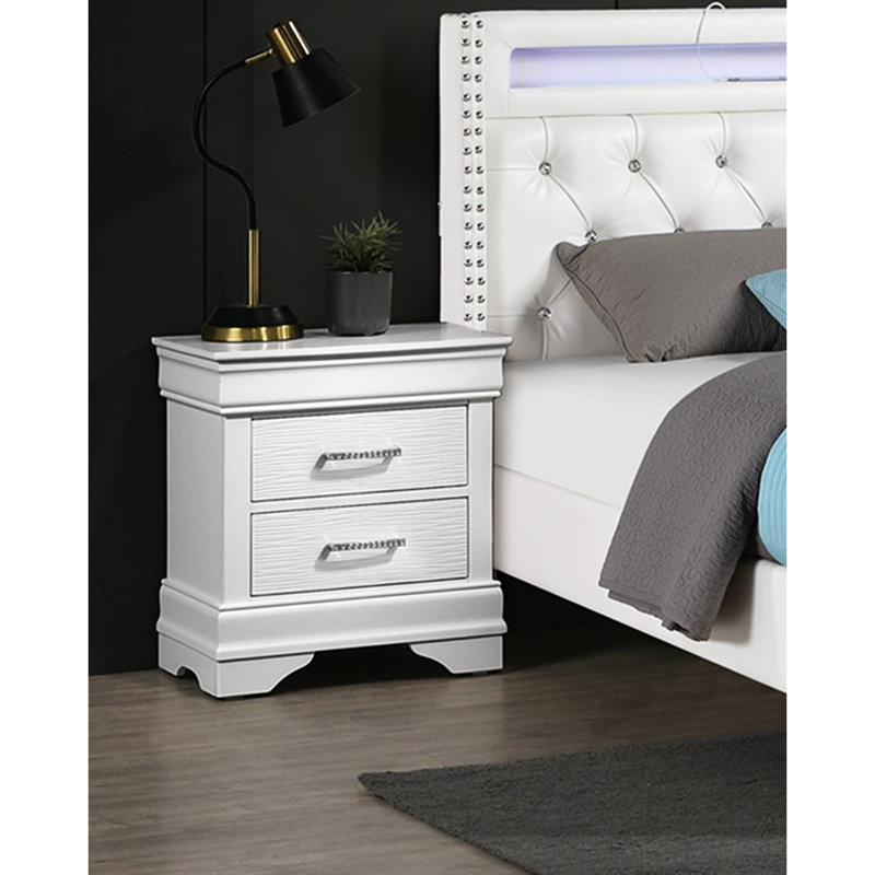 Armoire de chevet blanche de style contemporain avec deux tiroirs et embellissements en forme de losange pour la chambre à coucher