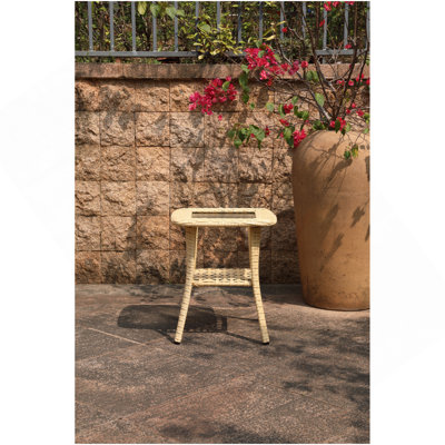 Table d'appoint d'extérieur en osier avec plateau en verre trempé, table de bout à 2 niveaux avec tablette de rangement, petite table de patio en rotin PE toutes saisons pour balcon, cour, jardin, porche
