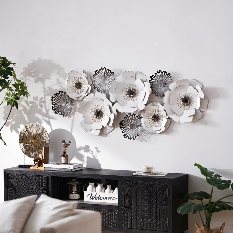 Art mural en métal avec fleurs superposées en blanc et gris de 57 pouces de large, pour une chambre à coucher ou un vestibule