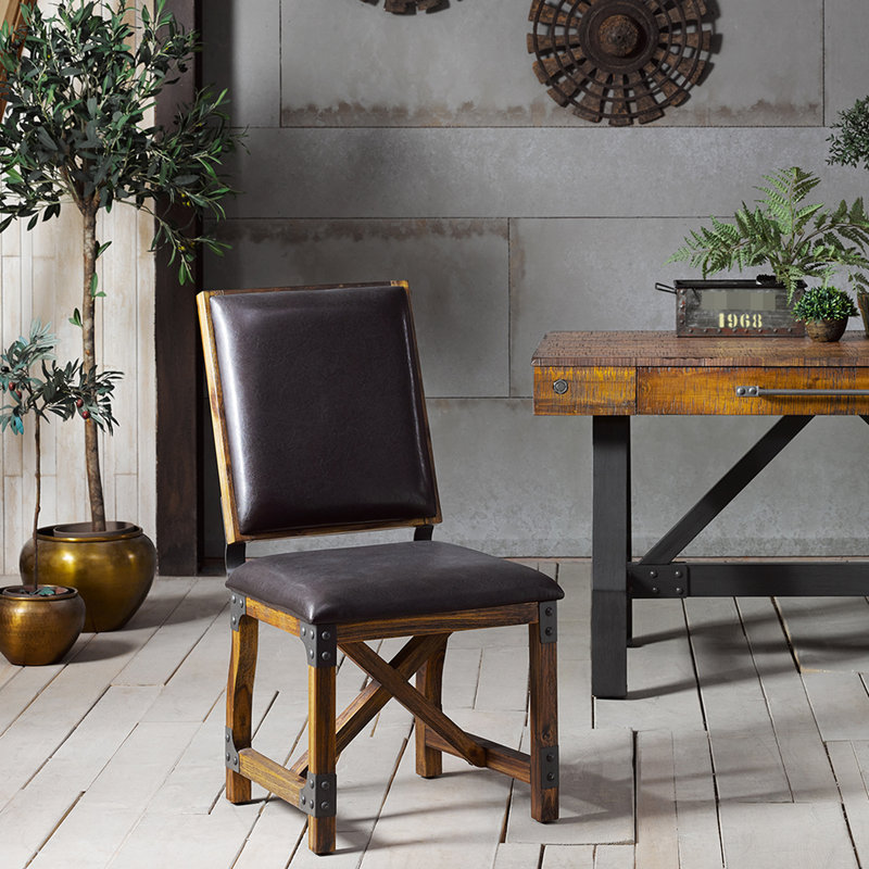 Chaise rembourrée en similicuir sur base en bois massif avec pieds et