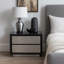 Table de chevet Cid Cord, marbre noir, tiroirs argentés et base de socle, 28 po