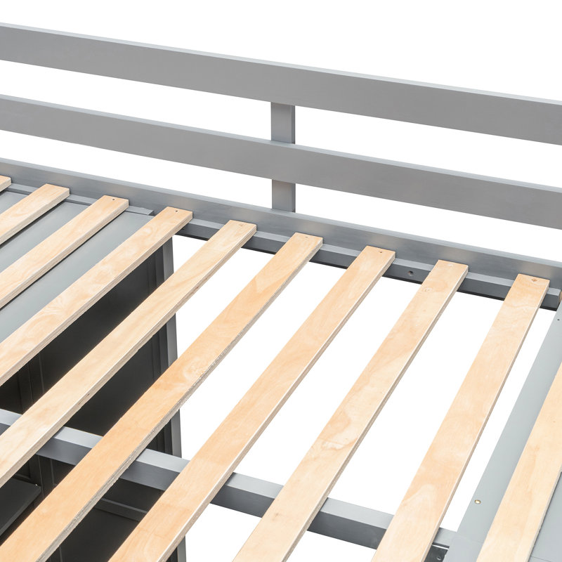 Lit mezzanine double gris avec panneaux de porte pliables et espace de travail intégré, organisation sans effort pour votre chambre à coucher, solutions de rangement polyvalentes avec bureau garde-robe gris, style élégant