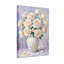 Roses blanches de la Saint-Valentin dans un vase avec des pétales-334154072