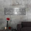 «Bath Rules» par Susie Boyer par August Grove®, art mural en métal-499030477