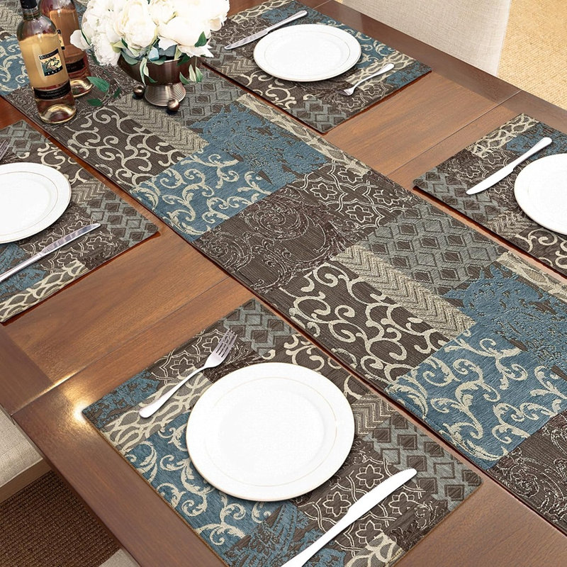 Chemin de table - bleu - damas patchwork de luxe avec plusieurs pompons pour la décoration de salle à manger, de commode, de fête, de fête et de banquet