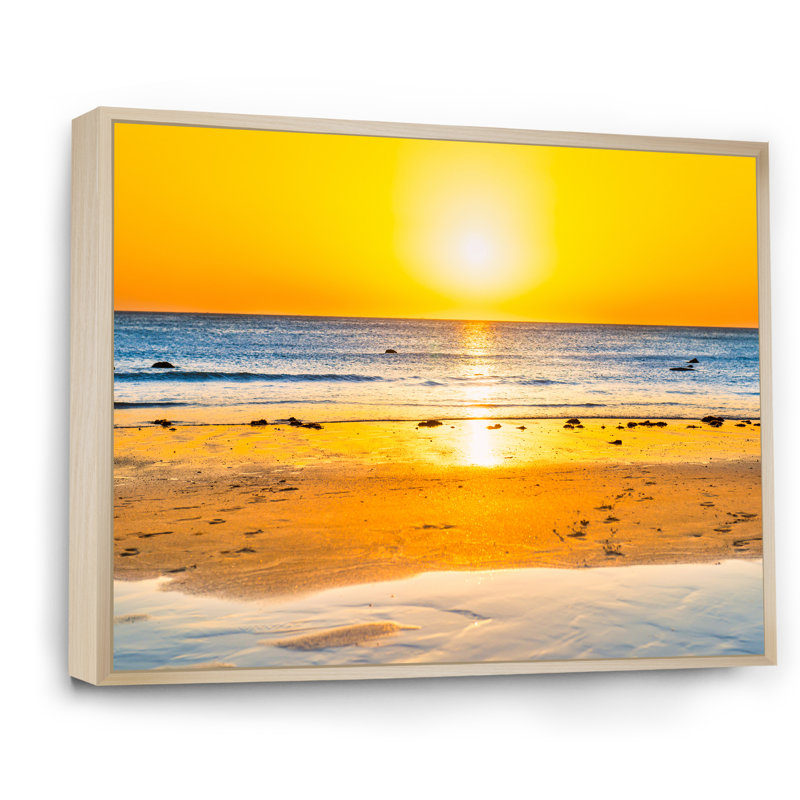 Coucher de soleil sur une magnifique plage de sable avec eau de mer bleue - reproduction sur toile, H 16 po x l 32 po