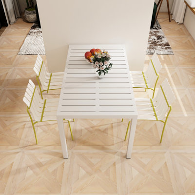 Paquet de 4 chaises à rayures colorées modernes avec siège en métal et en PP imperméable pour balcon, blanc crème et jaune grain, 4 chaises idéales pour l'intérieur ou l'extérieur