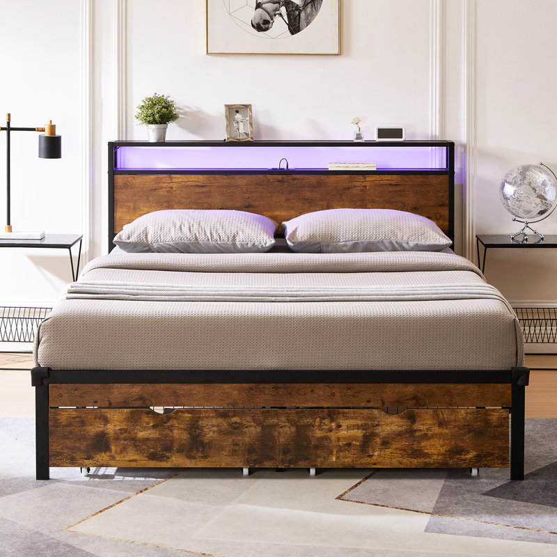 Grand lit plateforme en métal avec panneaux de tête et de pied en bois, prise de charge, 2 rangements de tiroirs, lumières à DEL, aucun sommier nécessaire, capacité de poids de 600 lb, lieu de travail d'assemblage simple, action