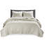 Couette 3 pièces couleur crème, format grand lit/queen, en microfibre et coton réversible pour des nuits paisibles et un confort optimal. Garnie de coton.