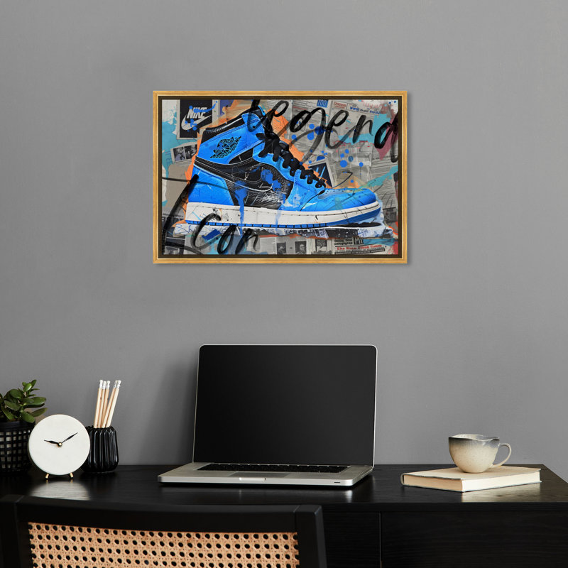 Art mural de style urbain Sneaker II par Notoriart, Cadre doré, H 17 po x l 25 po