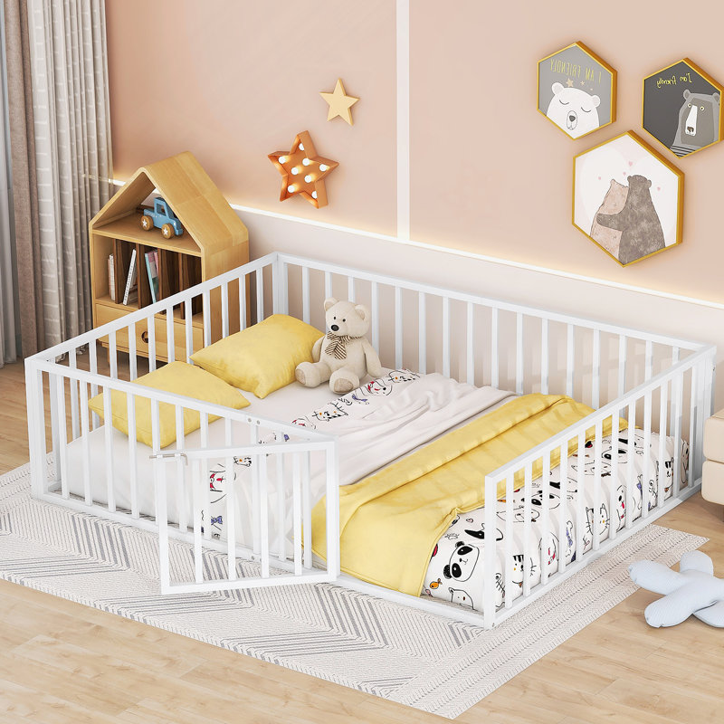 Structure de lit polyvalente en métal avec clôture et porte ouverte, idéale pour les jeux d'enfants, la lecture et les espaces créatifs