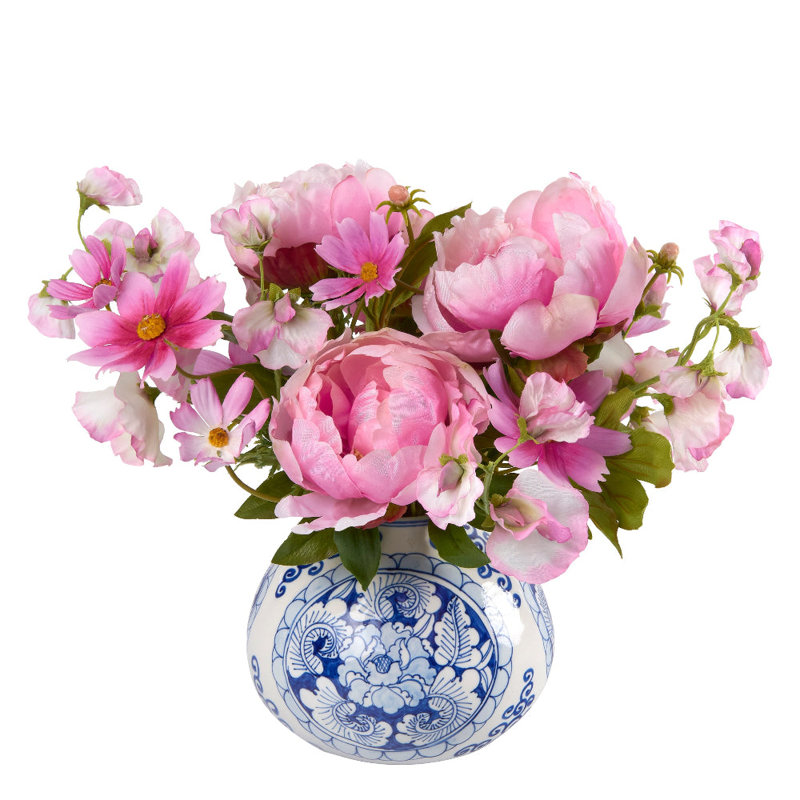 Cosmos et bouquet de pivoines dans un vase bleu et blanc