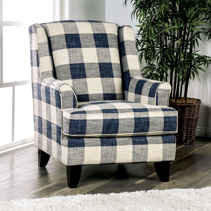 Fauteuil brun transitionnel avec accoudoirs roulés, garniture cloutée, pieds en oignon ronds et coussins décoratifs