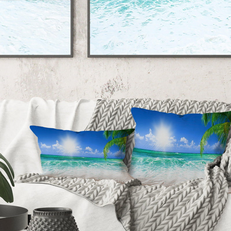 Coussin décoratif à imprimé nautique et côtier Beautiful Beach With Bright Sun
