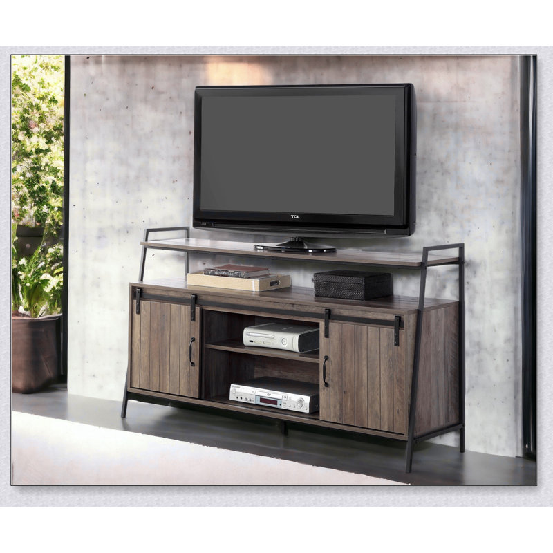 Meuble télé en chêne rustique et noir avec porte de grange coulissante, alliant durabilité et style industriel moderne pour un divertissement à domicile polyvalent.