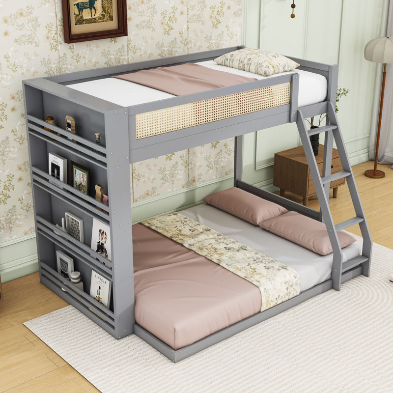 Lit superposé simple au-dessus d'un lit double en bois avec bibliothèque à 4 niveaux, garde-corps de style canne et éclairage DEL