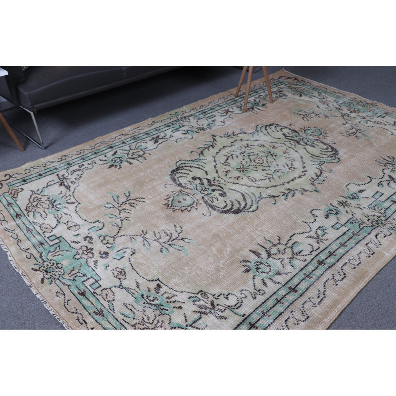 Grand tapis en laine bronze avec des influences turques pour rehausser le décor rétro de votre salle à manger