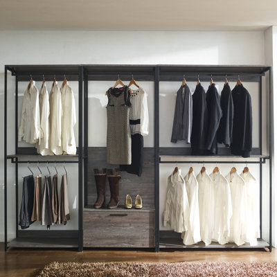 Walk-in de style rustique avec options de rangement très profondes Résistance à la chaleur modulaire et éléments personnalisables