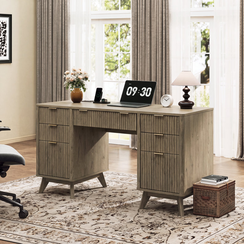 Bureau de direction cannelé de 152 cm (60 po) avec station de recharge et tiroir à dossiers suspendus, dark brown