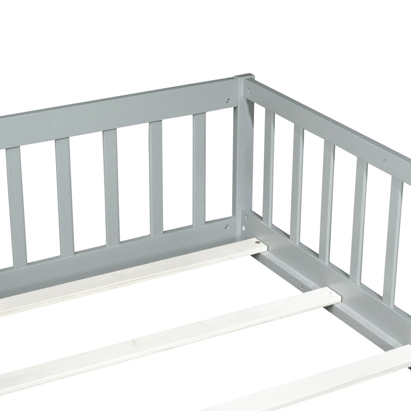 Lit simple au sol avec clôture et porte, lit en bois d'hévéa avec garde-corps de sécurité, Grey