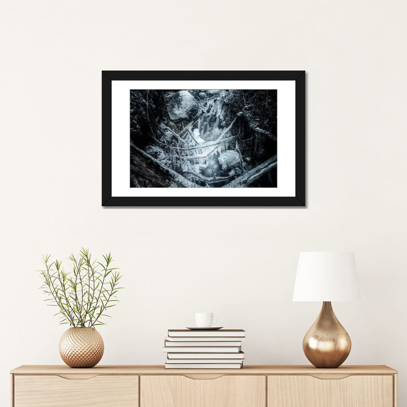 « icicles » par andreas stridsberg, impression sur toile tendue, H 24 po x l 32 po x P 1 po, Papier d'art encadré noir, Blanc