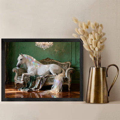 Art encadré noir Un cheval blanc de rêve allongé sur le canapé, impressions sur toile de style rétro