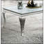Table basse contemporaine avec plateau en verre blanc et structure en métal argenté, parfaite pour les salons modernes