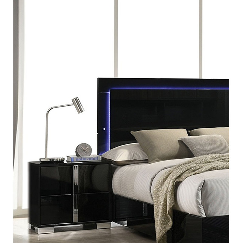 Table de chevet contemporaine et élégante avec accents chromés pour la chambre à coucher, idéale pour ajouter une touche moderne à votre espace de couchage