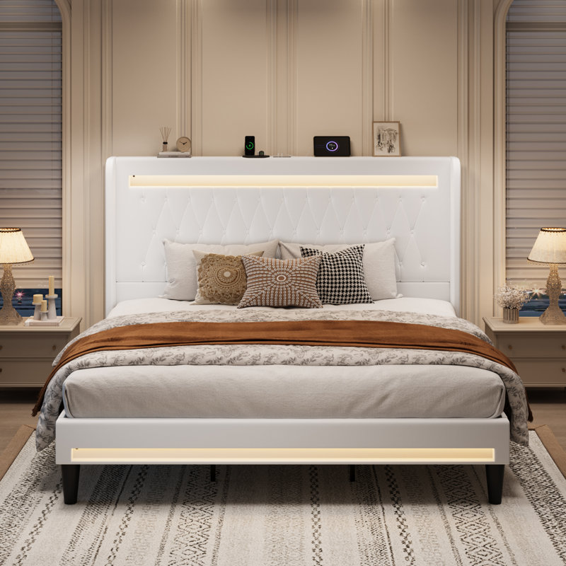 Structure de lit tapissier moderne avec lumières à DEL RVB, ports de charge USB et tête de lit à oreilles, Très grand, Blanc
