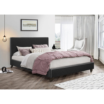 Lit en tissu gris anthracite Blech avec passepoil blanc, pieds en bois. Grand 60 po