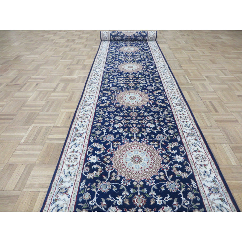 Tapis de zone de tapis de couloir bleu marine 2 pi 8 po x 18 pi 1 po à la main one-of-kind noué la Shana