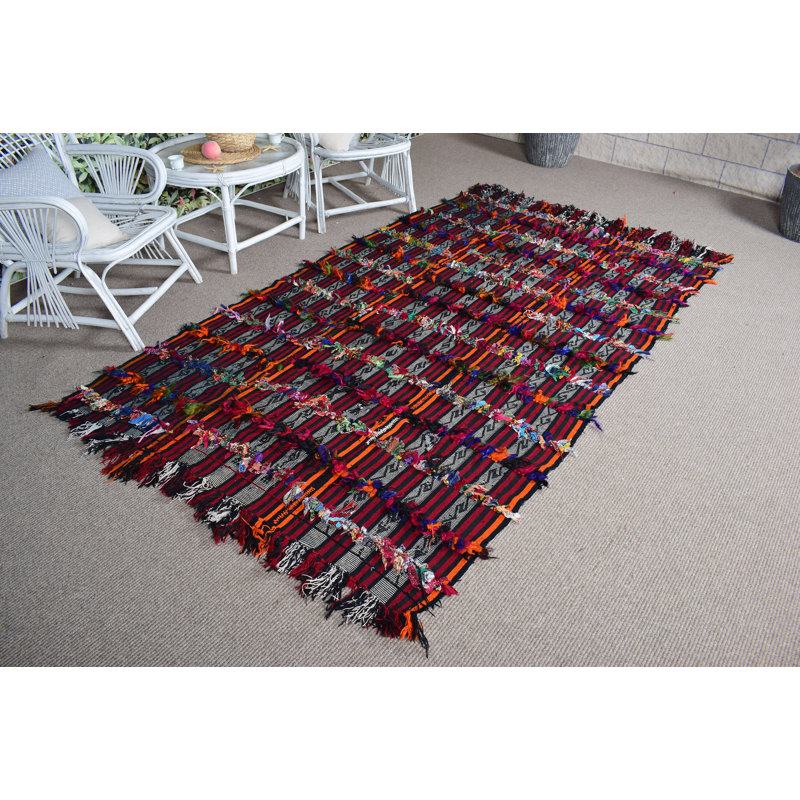 Le tapis turc rayé vibrant offre un design traditionnel pour un décor de salon unique