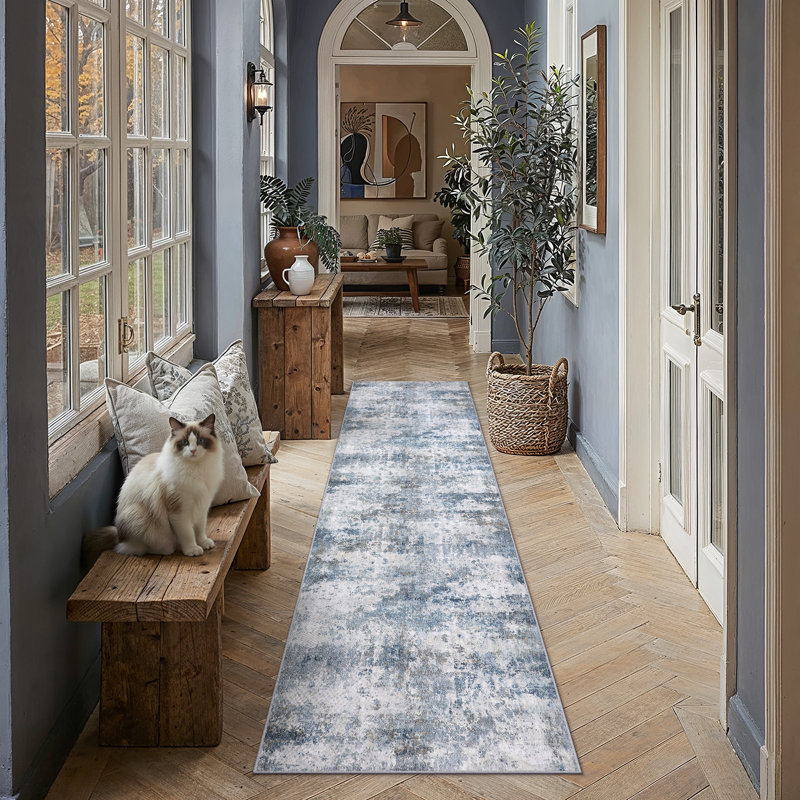 Tapis abstrait lavable à la machine avec envers antidérapant Elroy, 0.28", Blue, Tapis de couloir 2 pi x 6 pi