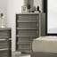 Commode de style contemporain à 5 tiroirs avec support à 5 tiroirs et feuillets sur fond gris foncé