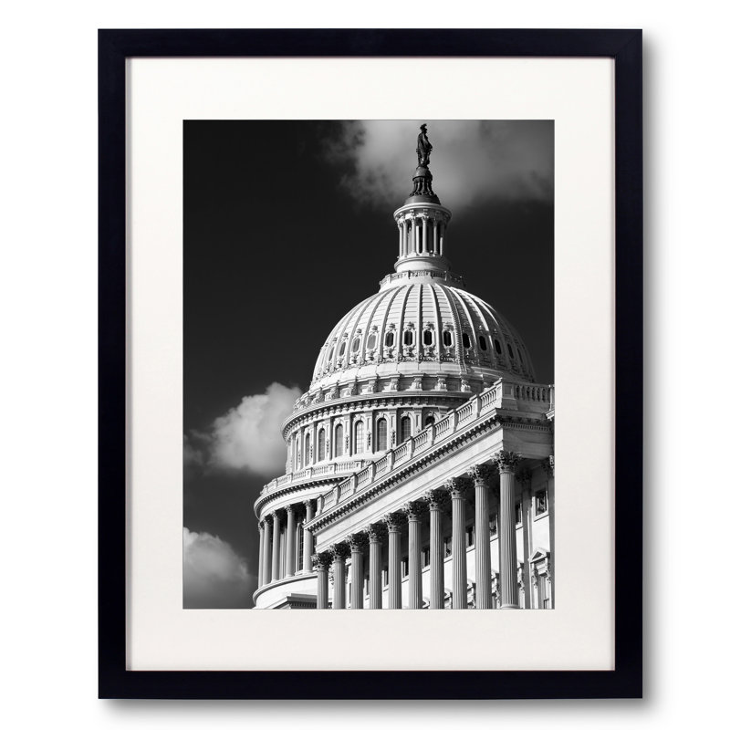 Capitole III par Robert Dodge - photographie, Papier avec cadre noir, 20" H x 16" W