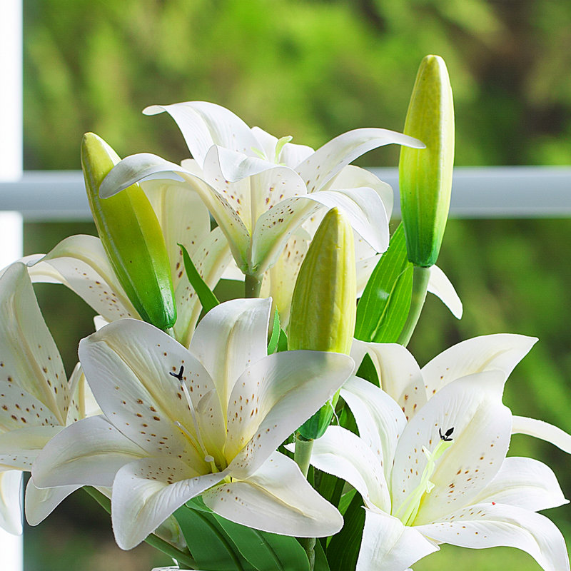 Lys de tigre artificiels dans un vase