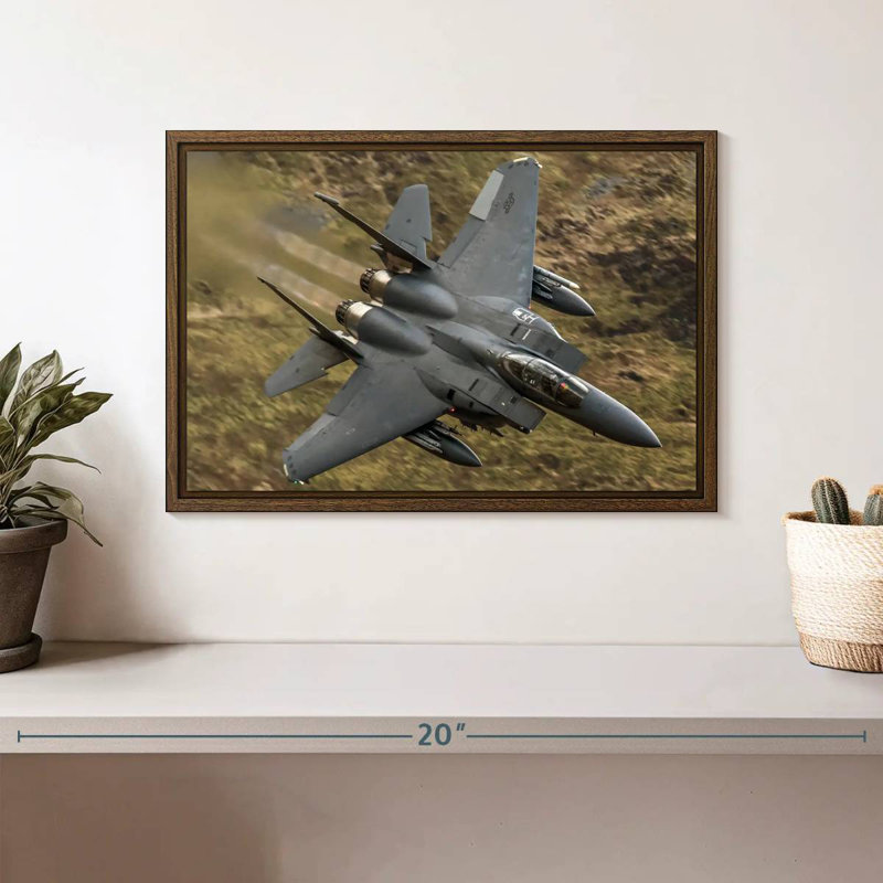 Avion militaire en vol, 13 po x 9 po, Cadre flottant en noyer