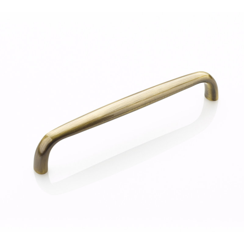 Poignée d'armoire traditionnelle 6 po Schaub d'un centre à l'autre, Laiton antique, 6"