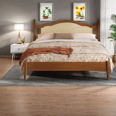 Très grand lit plateforme, tête de lit en bois de noyer et bois aggloméré, chambre moderne
