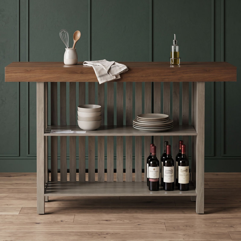 Buffet moderne à hauteur du comptoir avec étagères de rangement ouvertes, plateau effet marbre et panneaux à lattes