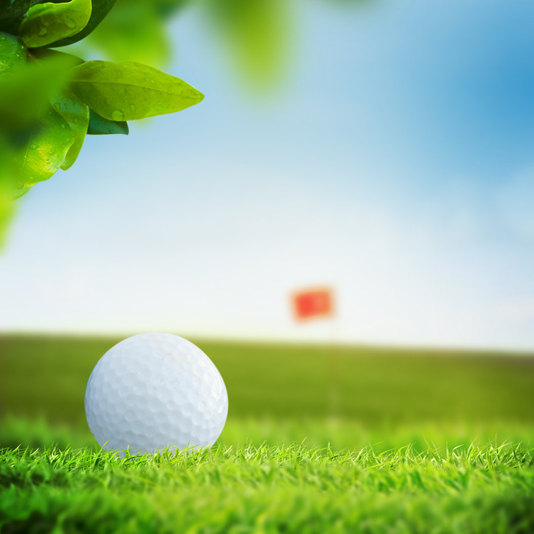 Golfball auf dem Abschlag