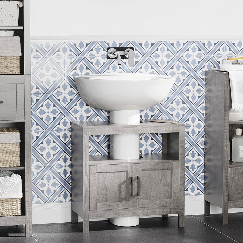 Meuble-lavabo gris avec 2 portes et tablettes de rangement sous une étagère ouverte