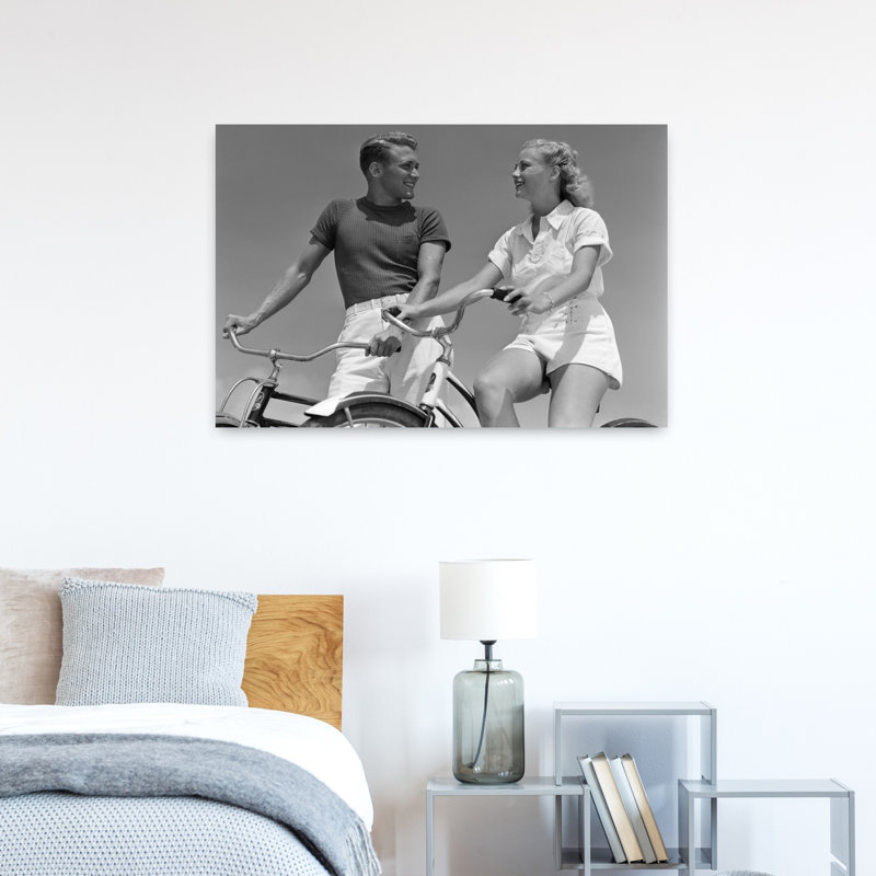 1930S 1940S, souriant, couple blond sur des vélos se regardant, rétro, rétro, portrait rétro, art mural, H 36 po x l 24 po