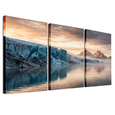 Ensemble de 3 toiles murales représentant un glacier bleu brumeux et des sommets montagneux dorés
