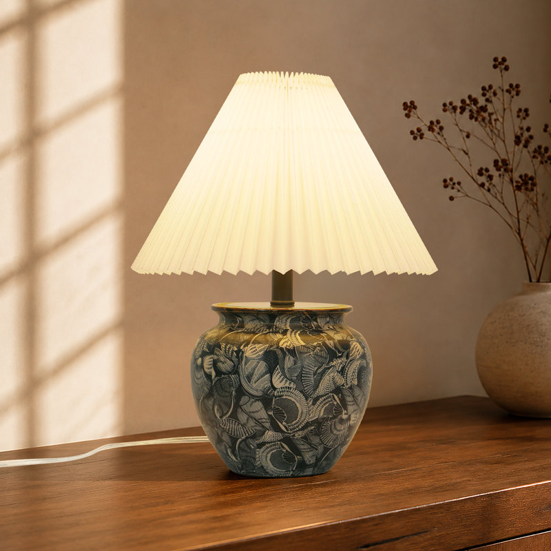 Lampe de table ronde chinoise moderne en porcelaine bleue à une lumière avec abat-jour plissé en lin, idéale pour la chambre à coucher.