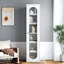 Armoire de rangement verticale haute avec porte vitrée et six étagères pour un salon bien organisé.