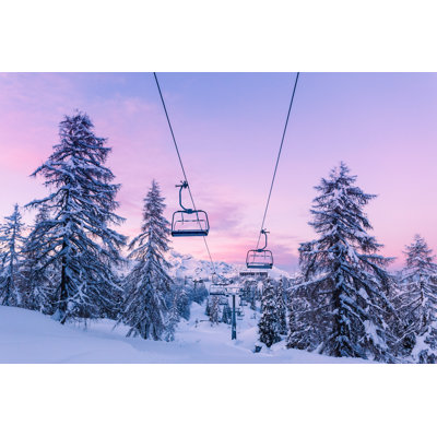Paysage de montagnes d'hiver avec des pentes et des remontées mécaniques - Photographie sur toile tendue