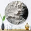 Art mural rond en métal blanc et noir Tranquility Unleashed-88629086
